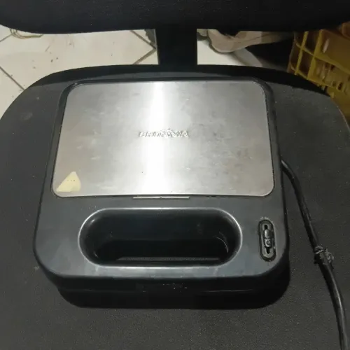 Sanduicheira Grill Britânia BGR02 - 220V (Para Conserto/Peças)