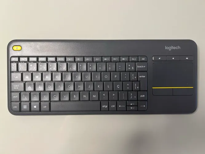 Teclado sem fio K400 Plus TV Touchpad Integrado ABNT2