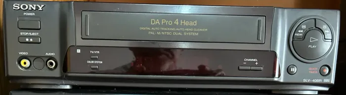 2 vídeos cassetes e 1 Bluray