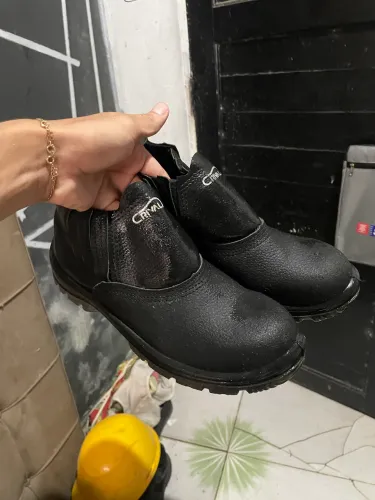 Bota pra obra + capacete!