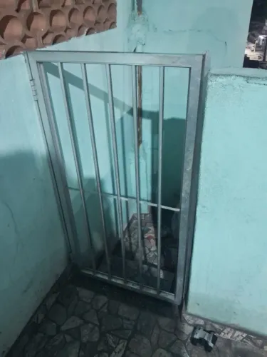 Portão pequeno de aluminio