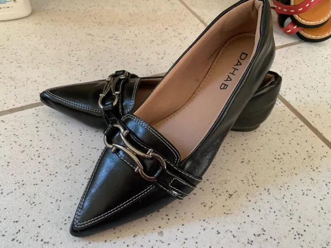 sapatilha tipo mocassim couro preta