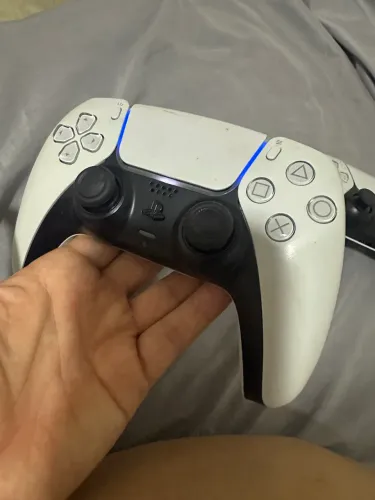 Vendo dois controles de play