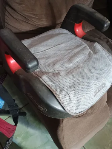 Vende-se cadeirinha e assento automotivo para criança