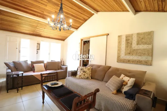Casa com 3 quartos disponível para locação no bairro Tubalina em Uberlândia-MG