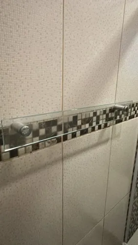 Pretileira de utensílios de banheiro e toalhaeiro de vidro blindex