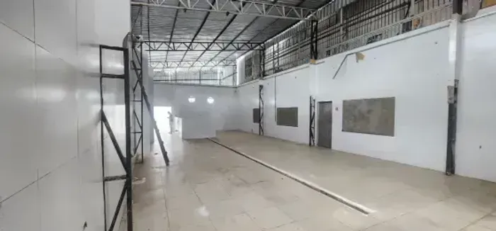 GALPÃO COM 800M2 DE ÁREA TOTAL NA COSME FERREIRA/TIRADENTES