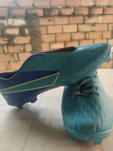 Vendo chuteira de gravo nova sem nem um uso, tamanho 39, cor azul