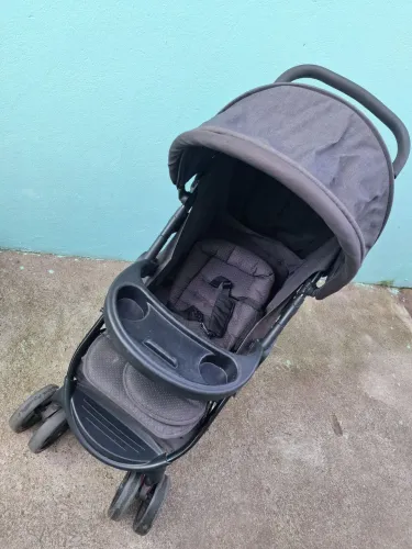Carrinho com bebê conforto