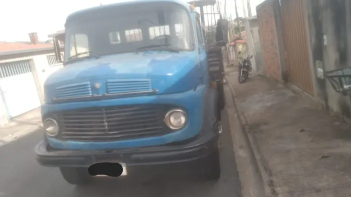 Vende-se caminhão Mercedes-Benz, ano 1980, com carroceria grade baixa..