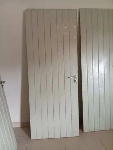 2 portas de madeira maciça com 80x210 e fechadura