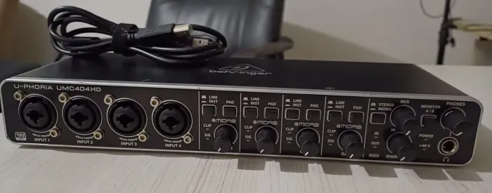 INTERFACE DE AUDIO BEHRINGER UMC 404HD