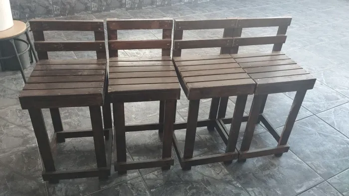 Banquetas de madeira