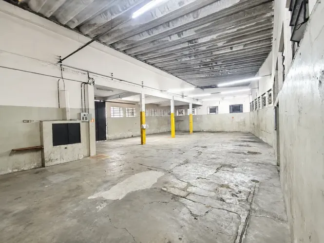 Galpão industrial para aluguel possui 650 metros quadrados em Conceição - Diadema - SP