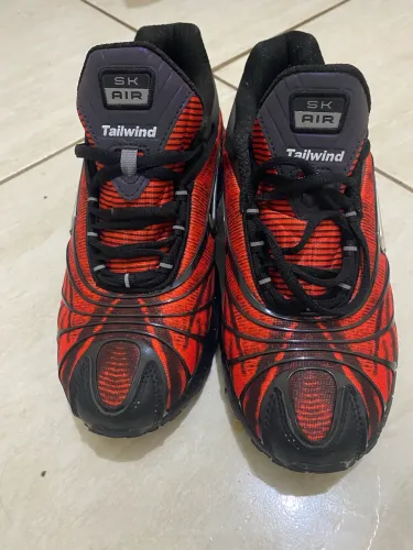Skepta x Tailwind vermelho número 39