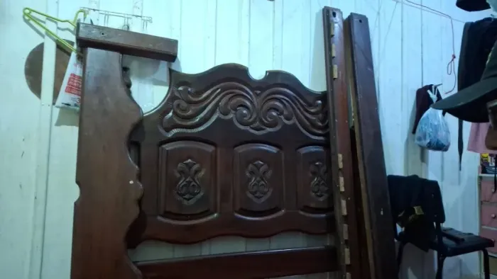 Vendo Armação de cama.. sem o estrado em perfeita condições, Madeira Pura, no precinho?