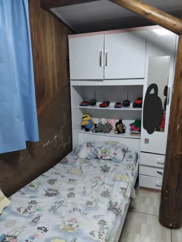 Cama e guarda roupas infantil