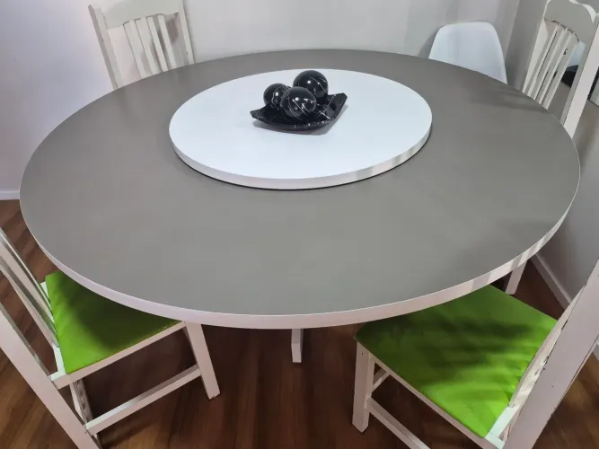 Mesa redonda com meio giratório em MDF , em excelente estado.