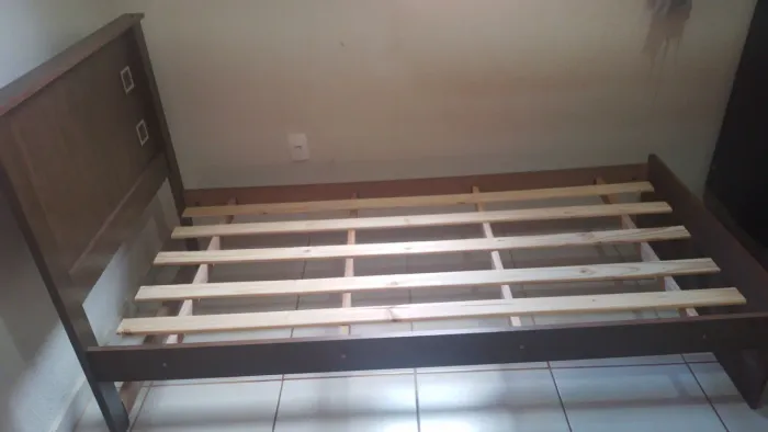 Vendo cama de solteiro, pouco tempo de uso, bem conservada em ótimo estado