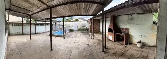 Bangu - Casa com piscina comercial ou residencial.