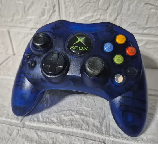Controle Xbox classico azul translúcido com mal contato no fio 
