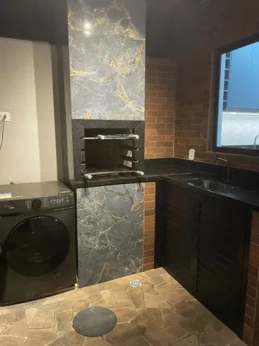 OPORTUNIDADE SOBRADO MOBILIADO 2suítes,3bwc, 1vg, churrasq. piscina, exc. localização VEJA