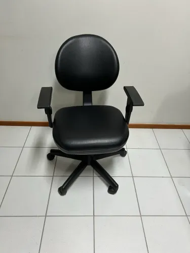 Cadeira giratória vinil preto c/braço 