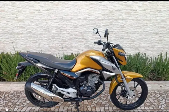 Moto boa em ponto de transferir