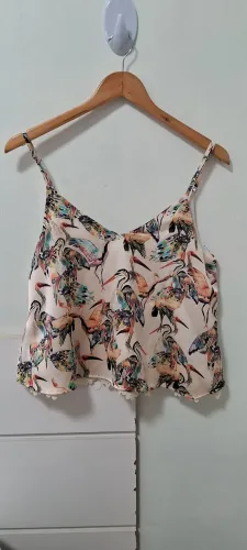 Batinha regata estampa flamingo e detalhe em renda