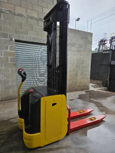 Empilhadeira Patolada Hyster 1.6 Toneladas - Torre Triplex 2011 