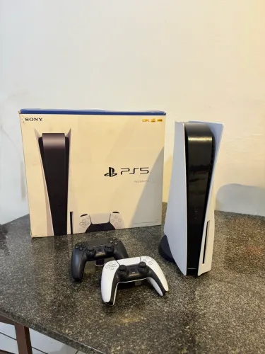 PS5 - 852GB/ LEITOR DE DISCO, 2 CONTROLES E 3 JOGOS