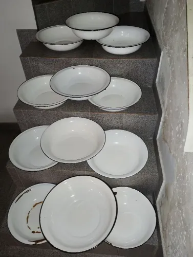 12 bacias brancas