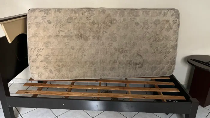 Cama de solteiro + colchão 