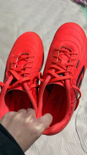 Chuteira umbro tamanho 37