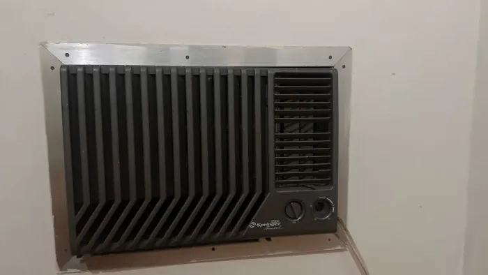 Ar-condicionado de Janela Springer Mundial 12.500 BTUs - Funcionando