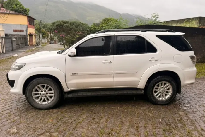 Toyota Hilux SW4 SRV D4-d 4X4 3.0 TDI Dies. AUT 2015