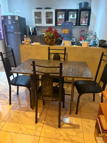 Mesa de mármore 4 cadeiras