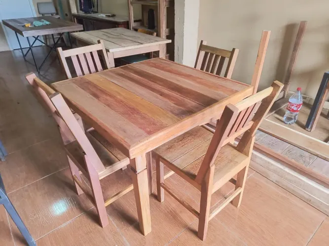 Mesa rústica com 4 cadeiras