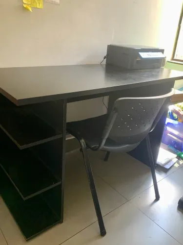 Escrivaninha com cadeira