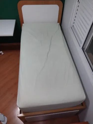 Cama de solteiro de altíssima qualidade em marcenaria
