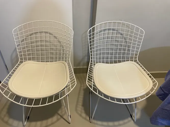 Kit 2 cadeiras Bertoia em ótimo estado