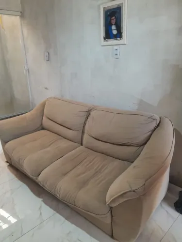 Sofá bege 3 lugares 