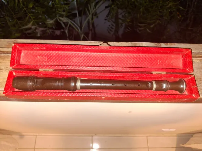 Flauta doce Yamaha germânica com detalhes metálicos 