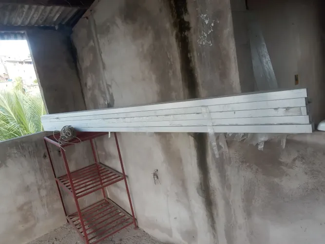 Barras de alumínio novo sem uso 3 metros por 4mm 50 reais cada uma tem 10 barras