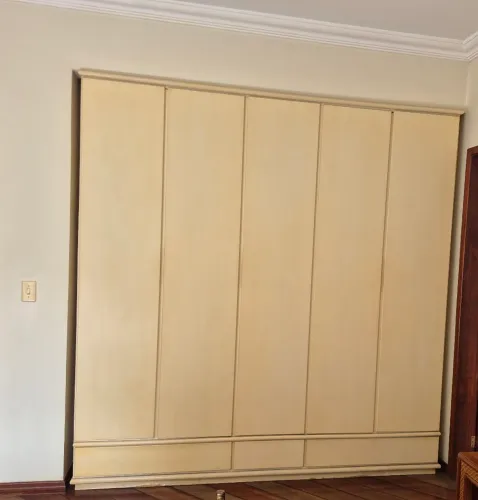 Guarda roupa grande e claro 5 portas