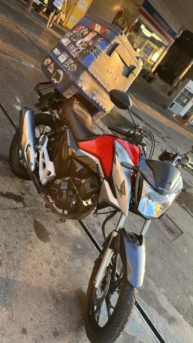 Titan 2023 moto de trampo 105 mil km, detalhes de uso