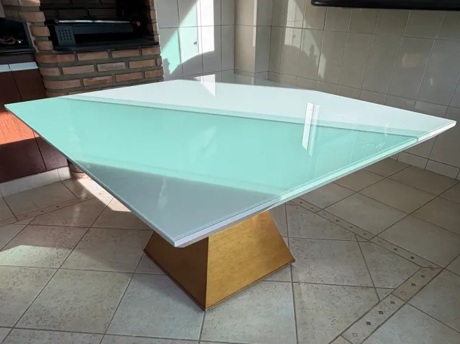 Mesa de vidro laqueada e madeira
