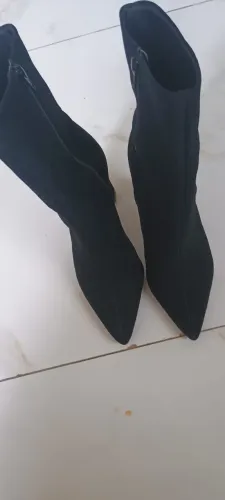 Bota de camurça, bico fino e salto alto, usado só 2 vezes.