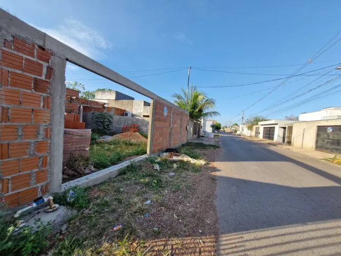 Vendo terreno com casa construída no pedra 90