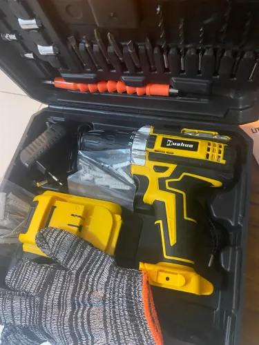 Furadeira e parafusadeira (na maleta)